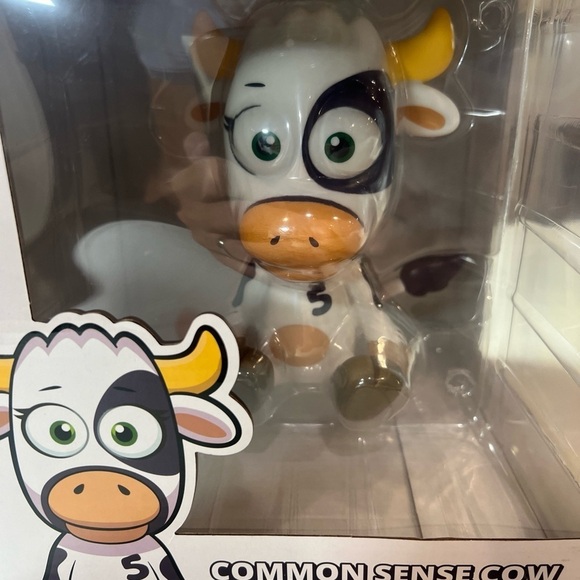 Brand New VeeFriends Gary Vaynerchuk Common Sense Cow Collectible Figure - Picture 6 of 6